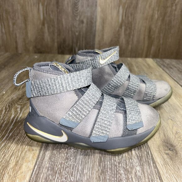Nike Lebron Soldier Gray Platinum Youth Size 10.5C 918368-010 Basketball Shoes - Picture 1 of 11